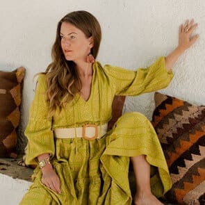 Eva-with-hand-on-the-wall